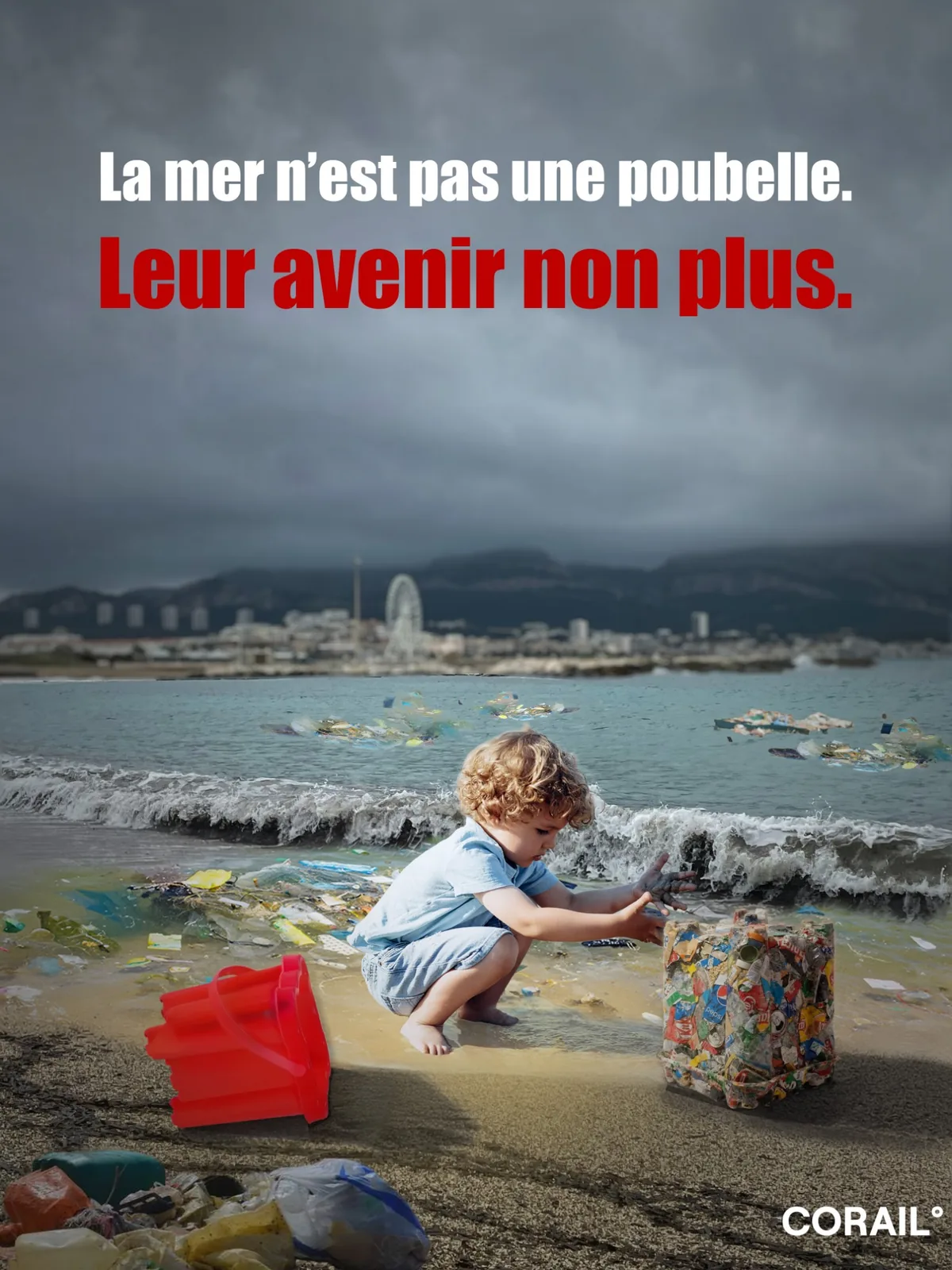 Affiche Corail « La mer n'est pas une poubelle. Leur avenir non plus. » : un enfant joue sur une plage couverte de déchets