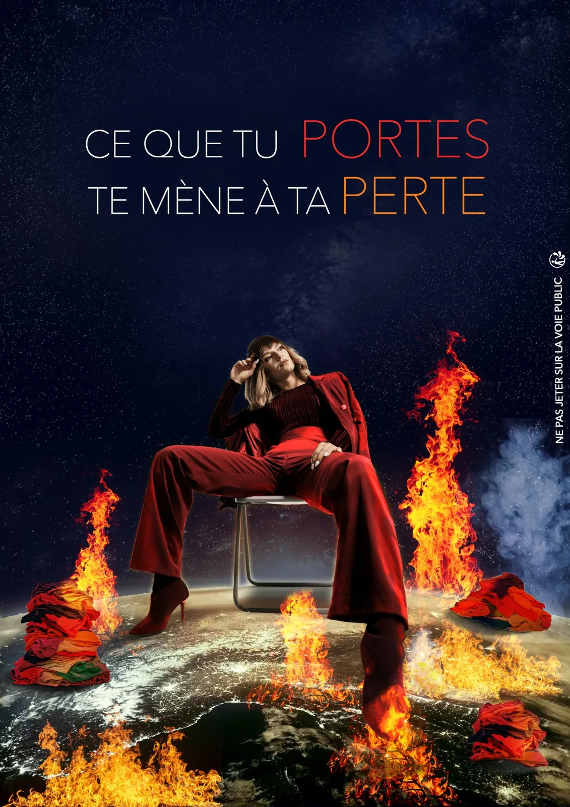 Affiche « Ce que tu portes te mène à ta perte » : une femme en rouge assise sur une Terre en flammes